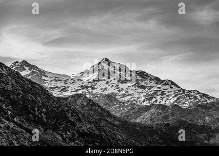 Schöne schneebedeckte Berglandschaft auf schwarz-weiß in Picos de Europa, Covadonga, Lagos de Covadonga, Asturias, León, España. Stockfoto