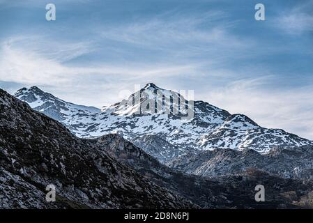 Schöne schneebedeckte Berglandschaft auf schwarz-weiß in Picos de Europa, Covadonga, Lagos de Covadonga, Asturias, León, España. Stockfoto