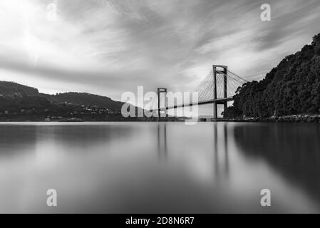 Exposición larga, efecto seda en el puente Rande al atardecer o al amanecer, paisaje, Puente de Rande, Rande, Vigo, Pontevedra, Galicien, España. Stockfoto