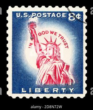 VEREINIGTE STAATEN VON AMERIKA - UM 1954: Eine gebrauchte Briefmarke aus den USA, die die Freiheit mit einer Illustration der Freiheitsstatue wi feiert Stockfoto