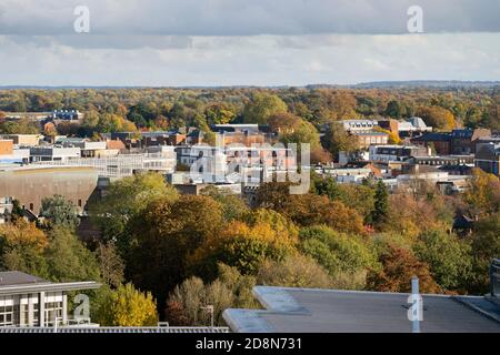 Eine herbstliche Luftaufnahme mit Blick auf die Church Street und Winchester Street und bunte Bäume im Stadtzentrum von Basingstoke, Hampshire, Großbritannien Stockfoto