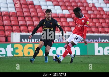 BARNSLEY, ENGLAND. 31. OKTOBER EIN Kampf um den Besitz zwischen Barnsleys Clarke Oduor (22) und Watfords Kiko Femenia (21) während des Sky Bet Championship-Spiels zwischen Barnsley und Watford in Oakwell, Barnsley am Samstag, 31. Oktober 2020. (Kredit: Emily Moorby - MI News) Kredit: MI Nachrichten & Sport /Alamy Live Nachrichten Stockfoto