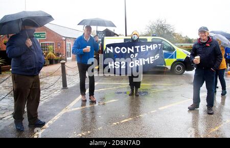 Fradley Junction, Lichfield, UK 31st October 2021 Stopp HS2 Demonstranten, Anwohner und der konservative Abgeordnete Michael Fabricant halten gemeinsam Banner am Trent und Mersey Kanal, bevor sie von Fradley Junction zu den alten Waldgebieten wandern, die durch HS2 Werke zerstört werden Stockfoto