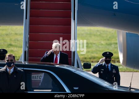 Ewing, New Jersey, USA. 31. Oktober 2020: US-Präsident Donald J. Trump wird auf Air Force One nach der Landung auf dem Trenton Mercer Airport in Ewing gezeigt, N. J. Trump kämpft in mehreren Städten in Pennsylvania, einschließlich Newtown, Butler und Reading, PA Credit: Brian Branch Price/ZUMA Wire/Alamy Live News Stockfoto