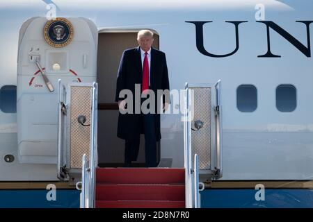 Ewing, New Jersey, USA. 31. Oktober 2020: US-Präsident Donald J. Trump wird auf Air Force One nach der Landung auf dem Trenton Mercer Airport in Ewing gezeigt, N. J. Trump kämpft in mehreren Städten in Pennsylvania, einschließlich Newtown, Butler und Reading, PA Credit: Brian Branch Price/ZUMA Wire/Alamy Live News Stockfoto