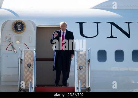 Ewing, New Jersey, USA. 31. Oktober 2020: US-Präsident Donald J. Trump wird auf Air Force One nach der Landung auf dem Trenton Mercer Airport in Ewing gezeigt, N. J. Trump kämpft in mehreren Städten in Pennsylvania, einschließlich Newtown, Butler und Reading, PA Credit: Brian Branch Price/ZUMA Wire/Alamy Live News Stockfoto