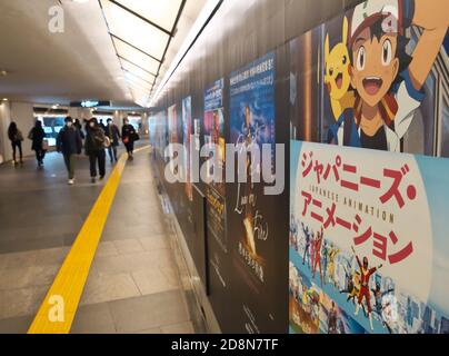 Tokio, Japan. Oktober 2020. Am Samstag, den 31. Oktober 2020, laufen die Menschen an Filmplakaten für das 33. Tokyo International Film Festival in Tokio, Japan vorbei. Foto von Keizo Mori/UPI Kredit: UPI/Alamy Live News Stockfoto