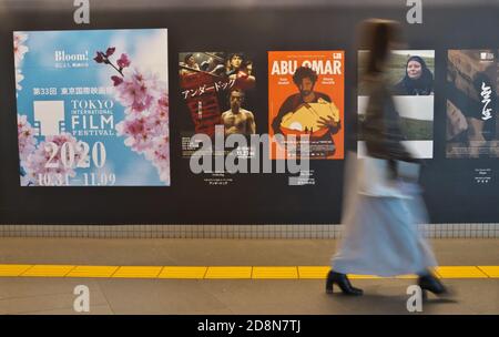 Tokio, Japan. Oktober 2020. Am Samstag, den 31. Oktober 2020, laufen die Menschen an Filmplakaten für das 33. Tokyo International Film Festival in Tokio, Japan vorbei. Foto von Keizo Mori/UPI Kredit: UPI/Alamy Live News Stockfoto