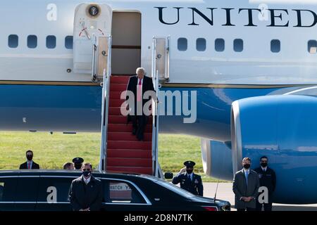 Ewing, New Jersey, USA. 31. Oktober 2020: US-Präsident Donald J. Trump wird auf Air Force One nach der Landung auf dem Trenton Mercer Airport in Ewing gezeigt, N. J. Trump kämpft in mehreren Städten in Pennsylvania, einschließlich Newtown, Butler und Reading, PA Credit: Brian Branch Price/ZUMA Wire/Alamy Live News Stockfoto