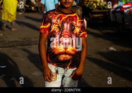 Dhaka, Dhaka, Bangladesch. Oktober 2020. Ein Mann fand sich in einem Löwen-T-Shirt auf der Straße. 31. Oktober 2020. Dhaka, Bangladesch. Kredit: Nayem Shaan/ZUMA Wire/Alamy Live Nachrichten Stockfoto