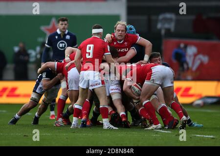 Llanelli, Großbritannien. Oktober 2020. Alun Wyn Jones aus Wales (c) in Aktion. Guinness Six Nations 2020 Championship match, Wales gegen Schottland im Parc Y Scarlets in Llanelli, South Wales am Samstag, 31. Oktober 2020. Dieses Bild darf nur für redaktionelle Zwecke verwendet werden. Redaktionelle Verwendung nur, Bild von Andrew Orchard / Andrew Orchard Sport Fotografie / Alamy Live Nachrichten Kredit: Andrew Orchard Sport Fotografie / Alamy Live Nachrichten Stockfoto