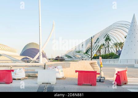 Valencia, Valencia, Spanien. Oktober 2020. Werke an der Monteolivete Brücke in der Stadt der Künste und Wissenschaften im alten Turia Flussbett während des Alarmzustands für die Covid19 Pandemie am Weltstadttag, Valencia 2020. Quelle: Xisco Navarro/ZUMA Wire/Alamy Live News Stockfoto