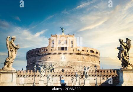 Das Schloss von Sant'Angelo in Rom, Italien, ist das Mausoleum des Hadrian, die in 139 AD fertig war. Stockfoto