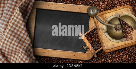 Alte manuelle Kaffeemühle aus Metall und Holz mit gerösteten Kaffeebohnen auf dem Tisch mit leerer Tafel und karierter Tischdecke. Stockfoto