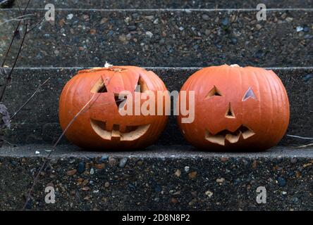 Geschnitzte Halloween Kürbisse im Eingang eines Hauses Stockfoto
