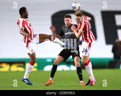 Rotherham United's George Hirst (Mitte) kämpft um den Ball mit Harry Souttar von Stoke City (rechts) und John Obi Mikel während des Sky Bet Championship Spiels im bet365 Stadium, Stoke. Stockfoto