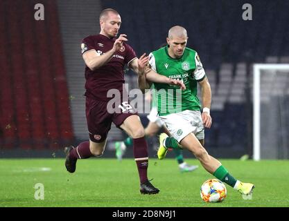 Hearts' Craig Wighton (links) und Hibernians Alexander Gogic kämpfen während des Halbfinalmatches des William Hill Scottish Cup in Hampden Park, Glasgow, um den Ball. Stockfoto