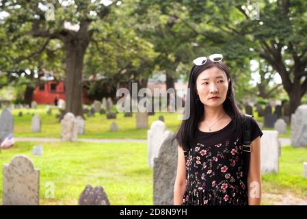 Ein Schwarz-Weiß-Foto einer chinesin, die auf dem Friedhof von Burying Point in Salem Massachusetts düster aussieht. Stockfoto