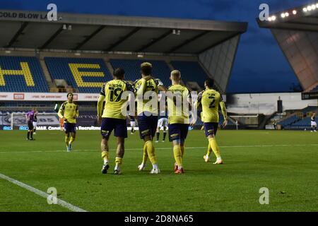 LONDON, ENGLAND. 31. OKTOBER Lewis O'Brien von Huddersfield feiert mit seinen Teamkollegen nach dem dritten Tor seines Teams während des Sky Bet Championship-Spiels zwischen Millwall und Huddersfield Town in The Den, London am Samstag, 31. Oktober 2020. (Kredit: Ivan Yordanov, MI Nachrichten) Kredit: MI Nachrichten & Sport /Alamy Live Nachrichten Stockfoto