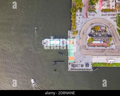 Amsterdam, Niederlande, 31. Oktober 2020 Aerial of Amsterdam Fähren Docking Stockfoto