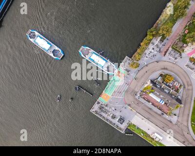 Amsterdam, Niederlande, 31. Oktober 2020 Aerial of Amsterdam Fähren Docking Stockfoto