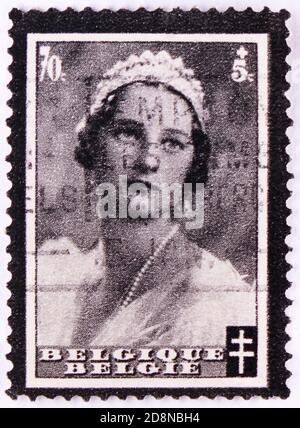 MOSKAU, RUSSLAND - 8. OKTOBER 2020: Briefmarke gedruckt in Belgien zeigt Königin Astrid, Serie, um 1935 Stockfoto