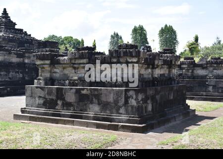 (Rückansicht) kleiner Zusatz- oder Perwaratempel im Sambisari-Tempelkomplex, in Yogyakarta, Indonesien Stockfoto