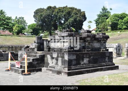 (Vorderansicht) kleiner Pervara- oder Perwara-Tempel im Sambisari-Tempelkomplex, in Yogyakarta, Indonesien Stockfoto