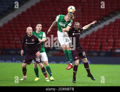 Hibernians Josh Doig und Hearts' Craig Wighton (rechts) kämpfen während des Halbfinalmatches des William Hill Scottish Cup in Hampden Park, Glasgow, um den Ball. Stockfoto