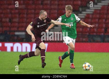 Hearts' Craig Wighton (links) und Hibernians Josh Doig kämpfen während des Halbfinalmatches des William Hill Scottish Cup in Hampden Park, Glasgow, um den Ball. Stockfoto