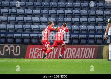 PRESTON, ENGLAND. 31. OKTOBER Gary Gardner vom Birmingham City FC feiert mit seinen Teamkollegen den 2-1. Platz in Birmingham während des Sky Bet Championship Matches zwischen Preston North End und Birmingham City in Deepdale, Preston am Samstag, den 31. Oktober 2020. (Quelle: Ian Charles, MI News) Stockfoto