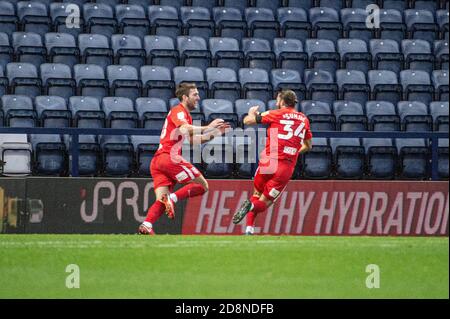 PRESTON, ENGLAND. 31. OKTOBER Gary Gardner vom Birmingham City FC feiert mit seinen Teamkollegen den 2-1. Platz in Birmingham während des Sky Bet Championship Matches zwischen Preston North End und Birmingham City in Deepdale, Preston am Samstag, den 31. Oktober 2020. (Kredit: Ian Charles, MI News) Kredit: MI Nachrichten & Sport /Alamy Live Nachrichten Stockfoto