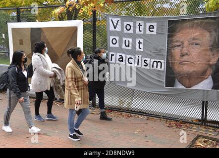 Washington, Usa. Oktober 2020. Besucher gehen an einem Anti-Präsident Donald Trump Schild am Umzäunungszaun des Layafette Park in der Nähe des Weißen Hauses vorbei, Samstag, 31. Oktober 2020, Washington, DC. Die amerikanischen Wähler haben sich bereits in Rekordzahlen für frühe und abwesende Wahlen vor dem Wahltag, Dienstag, dem 3. November, herausgestellt. Foto von Mike Theiler/UPI Kredit: UPI/Alamy Live Nachrichten Stockfoto