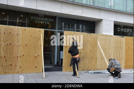 Washington, Usa. Oktober 2020. Arbeiter steigen in Unternehmen in der Nähe des Weißen Hauses ein, Samstag, 31. Oktober 2020, Washington, DC. Im Falle von Gewalt am oder nach dem Wahltag, Dienstag, 3. November, werden Vorkehrungen getroffen. Foto von Mike Theiler/UPI Kredit: UPI/Alamy Live Nachrichten Stockfoto