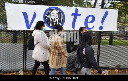 Washington, Usa. Oktober 2020. Besucher kommen an einer ABSTIMMUNG vorbei! sign markiertes mit Künstler Edvard Munch's 'The Scream' in der Nähe des Weißen Hauses, Samstag, 31. Oktober 2020, Washington, DC. Die amerikanischen Wähler haben sich bereits in Rekordzahlen für frühe und abwesende Wahlen vor dem Wahltag, Dienstag, dem 3. November, herausgestellt. Foto von Mike Theiler/UPI Kredit: UPI/Alamy Live Nachrichten Stockfoto