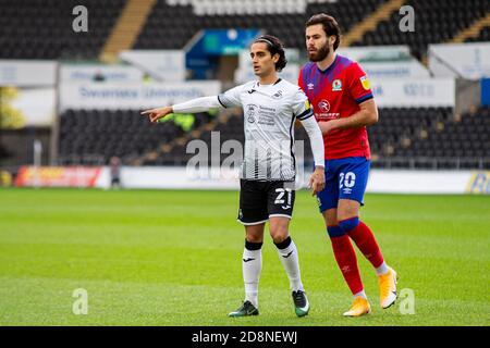 Swansea, Großbritannien. Oktober 2020. Yan Dhanda von Swansea City (L) im Einsatz gegen Ben Brereton von Blackburn Rovers (R) EFL Skybet Championship match, Swansea City gegen Blackburn Rovers im Liberty Stadium in Swansea am Samstag, 31. Oktober 2020. Dieses Bild darf nur für redaktionelle Zwecke verwendet werden. Nur redaktionelle Verwendung, Lizenz für kommerzielle Nutzung erforderlich. Keine Verwendung in Wetten, Spiele oder ein einzelner Club / Liga / Spieler Publikationen. PIC von Lewis Mitchell / Andrew Orchard Sport Fotografie / Alamy Live News Kredit: Andrew Orchard Sport Fotografie / Alamy Live News Stockfoto