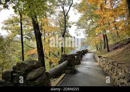 Pfad zum Aussichtspunkt, um die New River Gorge von Hawk's aus zu sehen Nest State Park Stockfoto