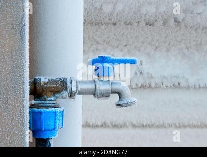 Gefrorener Wasserhahn im Winter Stockfoto