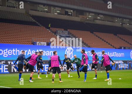 Giuseppe Meazza San Siro Stadium, mailand, Italien, 31 Oct 2020, das Team (FC Inter) Aufwärmen während FC Internazionale gegen Parma Calcio 1913, italienische Fußball Serie A Spiel - Credit: LM/Luca Rossini/Alamy Live News Stockfoto