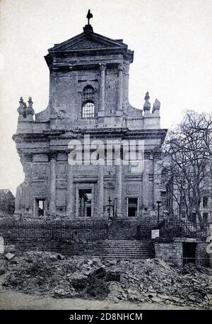 Eine historische Ansicht der façade der ruinierten Kathedrale von Arras, die im Ersten Weltkrieg durch schwere Beschuss beschädigt und 1920 restauriert wurde. Der Eingang zu einer Schutzhütte ist unten rechts im Bild zu sehen. Aufgestellt in Arras, Pas-de-Calais, Frankreich und genommen von einer Postkarte c.1917-1920. Stockfoto