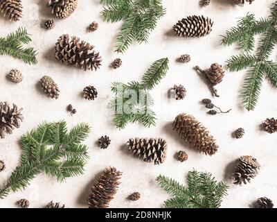 Sammlung von verschiedenen Koniferen Kegel und Zweige auf braunem Hintergrund. Weihnachtsset verschiedene Zapfen von Mammutbaum, Kiefer, Fichte, Tanne. Immergrün-botanisch Stockfoto