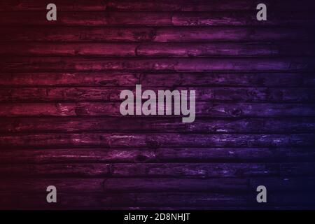 Neon Licht auf Holz Plank Wand Textur Hintergrund. Lichteffekt rot und blau Neon Hintergrund Holz Wandtäfelung Textur. Stockfoto