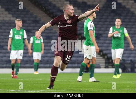 Hearts' Craig Wighton feiert das erste Tor seines Spielers während des Halbfinalspiels des William Hill Scottish Cup in Hampden Park, Glasgow. Stockfoto