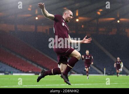 Hearts' Craig Wighton feiert das erste Tor seines Spielers während des Halbfinalspiels des William Hill Scottish Cup in Hampden Park, Glasgow. Stockfoto