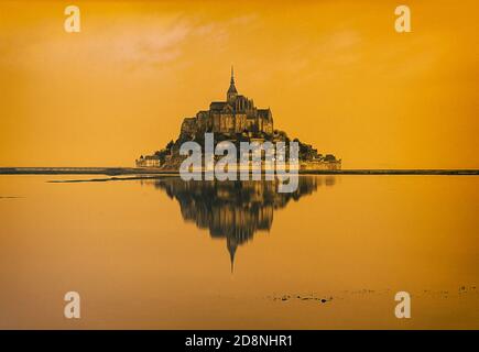 goldener Sonnenaufgang auf dem mont saint michel, normandie-frankreich Stockfoto