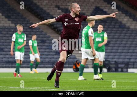 Hearts' Craig Wighton feiert das erste Tor seines Spielers während des Halbfinalspiels des William Hill Scottish Cup in Hampden Park, Glasgow. Stockfoto