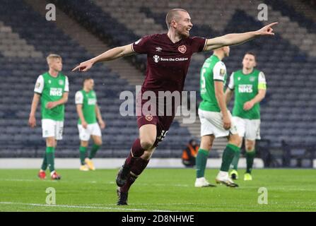 Hearts' Craig Wighton feiert das erste Tor seines Spielers während des Halbfinalspiels des William Hill Scottish Cup in Hampden Park, Glasgow. Stockfoto