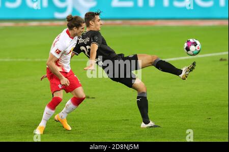 Stadt Monchengladbach, Deutschland. 31. Okt, 2020. firo: 31.10.2020, Fußball, 1. Bundesliga, Saison 2020/2021, Borussia Monchengladbach, Gladbach - RB Red Bull Leipzig Duels, Duell, RB Marcel Sabitzer, BMG Florian Neuhaus, zur weltweiten Nutzung Credit: dpa/Alamy Live News Stockfoto