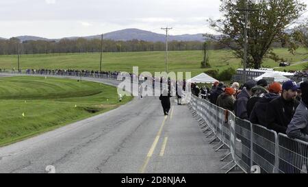 Pennsylvania, USA. Oktober 2020. (NEUER) US-Präsident Donald Trump nimmt seine Kampagne nach Reading, Pennsylvania, mit. 31. Oktober 2020, Reading Regional Airport, Reading, PA, USA: Die republikanischen Kongressabgeordneten von Pennsylvania, Dan Meuser und Lloyd Schmuker, treten vor großen Menschenmengen auf ihrer politischen Heimatbasis auf und geben ihren enthusiastischen Wählern eine mitreißende Vorstellung von US-Präsident Donald Trump, während sich große und unterstützende Massen von Pennsylvania versammeln, um Präsident Donald Trump zu treffen, Da sich sein Zeitplan für länderübergreifende Kundgebungen während des Aufschwungs zum Abschluss eines epischen Wahlkampfs verschärft Stockfoto