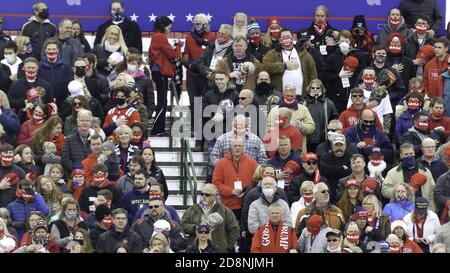 Pennsylvania, USA. Oktober 2020. (NEUER) US-Präsident Donald Trump nimmt seine Kampagne nach Reading, Pennsylvania, mit. 31. Oktober 2020, Reading Regional Airport, Reading, PA, USA: Die republikanischen Kongressabgeordneten von Pennsylvania, Dan Meuser und Lloyd Schmuker, treten vor großen Menschenmengen auf ihrer politischen Heimatbasis auf und geben ihren enthusiastischen Wählern eine mitreißende Vorstellung von US-Präsident Donald Trump, während sich große und unterstützende Massen von Pennsylvania versammeln, um Präsident Donald Trump zu treffen, Da sich sein Zeitplan für länderübergreifende Kundgebungen während des Aufschwungs zum Abschluss eines epischen Wahlkampfs verschärft Stockfoto